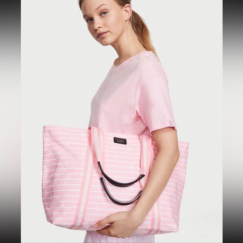 NEW NEVER USED VICTORIA’S SECRET PINK AND WHITE. OVERSIZED TOTE W/ZIP CLOSURE
